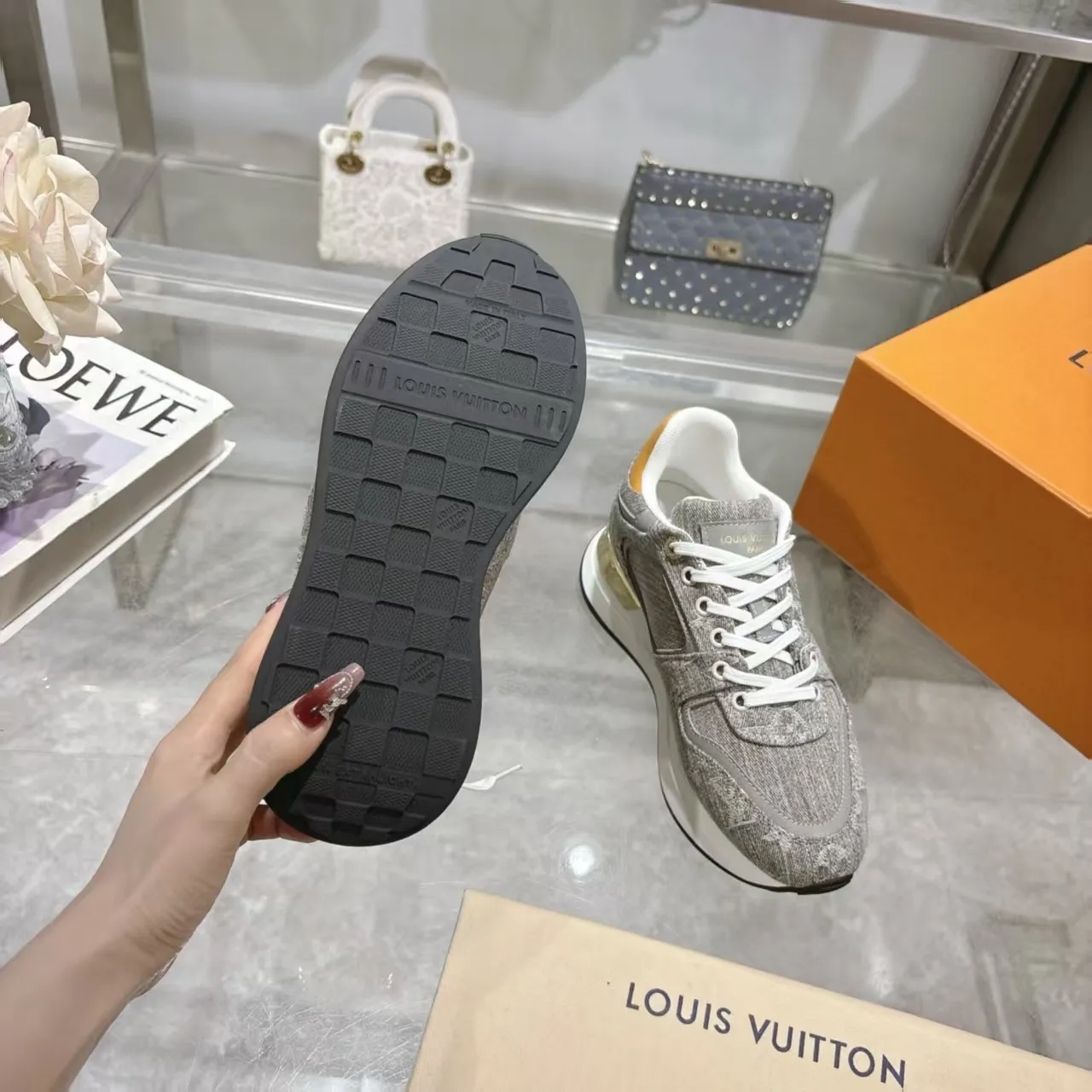 [L Family] P: 760💰Size 35-42 for women, 39-46 for men, (41.42 for women, 45.46 for men, customized) .LV Donkey Brand 🔥🔥LOUIS VUITTON Louis Vuitton's official website synchronizes the 2025 autumn and winter couple's models, which are now on the market, this Neo Run Away sneakers are inspired by running shoes, integrating LV's iconic must-have shoes into the trend. This version is a 1:1 replica of the original version. It is made of two-tone calfskin to highlight its simple lines and unique wedge outsole. Key details include the LV initials on the side and an engraved gold heel stabilizer on the back plus a 2cm hidden insole.